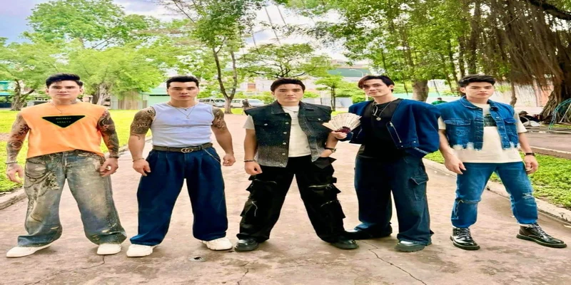 5 thành viên nhóm "Ngũ hổ tướng" gồm 5 ca sĩ Ưng Hoàng Phúc, Khánh Phương, Lâm Chấn Huy, Dương Ngọc Thái và Lưu Hưng